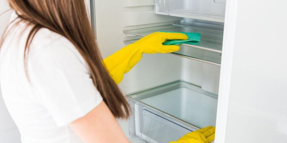 4つの簡単なステップで冷蔵庫を掃除する方法