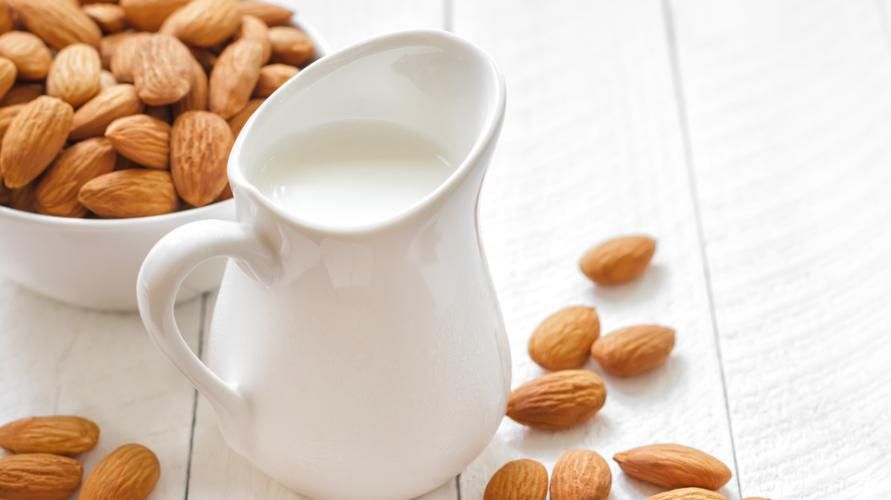 8 benefici del latte di mandorle per le donne incinte e potenziali effetti collaterali