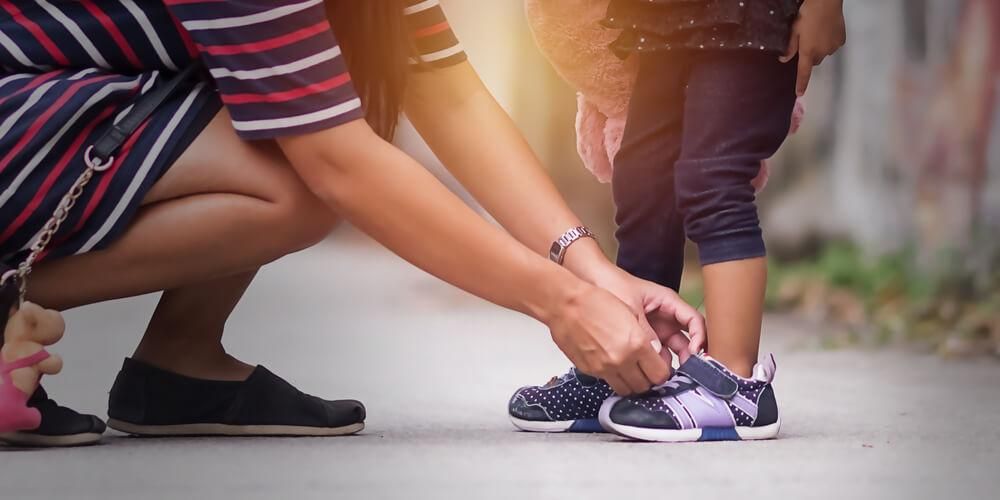 Съвети за избора на детски обувки за подпомагане растежа на краката им