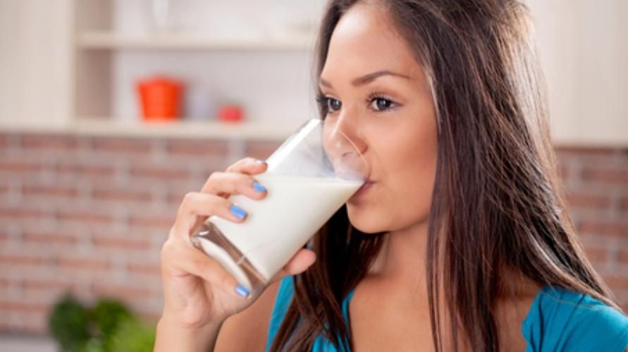 Sahurda Sağlığa İyi Gelen Süt İçmenin 6 Faydası