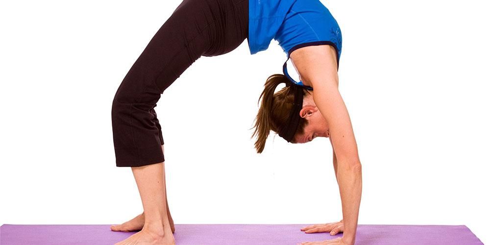 Come superare il mal di schiena con esercizi di yoga a casa