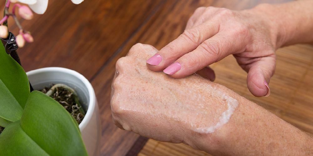 Conoscere le cause della pelle secca negli anziani e come superarla