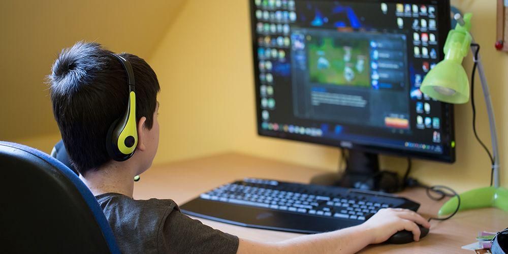 يلعب الأطفال الألعاب على الإنترنت بشكل مستمر؟ احذر من علامات الإدمان واضطراب الألعاب