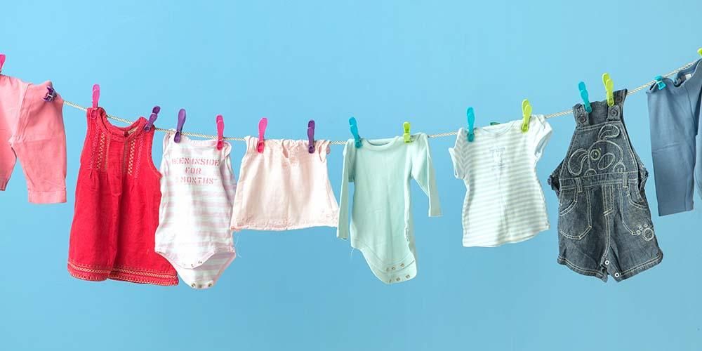 По -обезпокоително, но безопасно, това е правилният начин за пране на бебешки дрехи