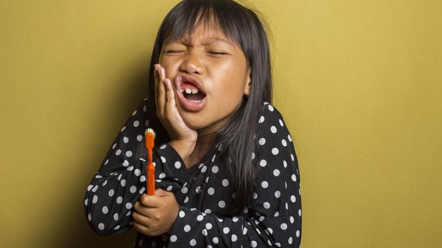 Mal di denti nei bambini, i genitori devono conoscere i pro ei contro