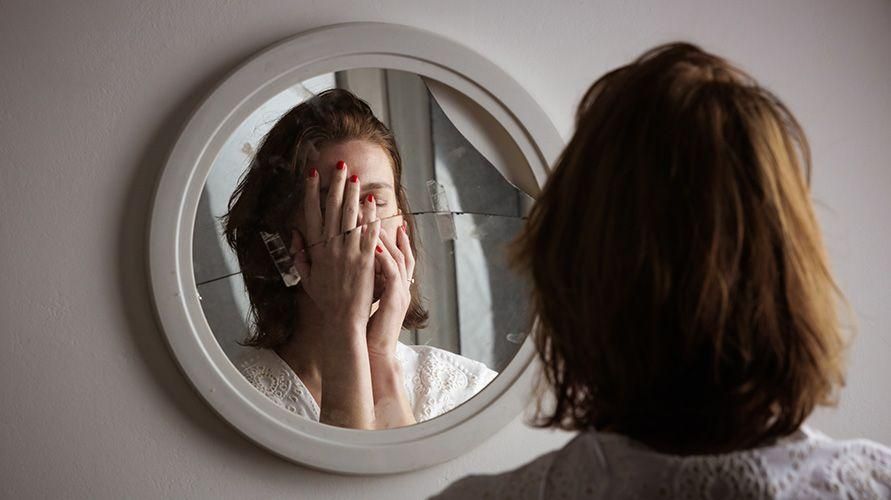 Catoptrofobia, una fobia degli specchi che può verificarsi a causa di traumi occulti