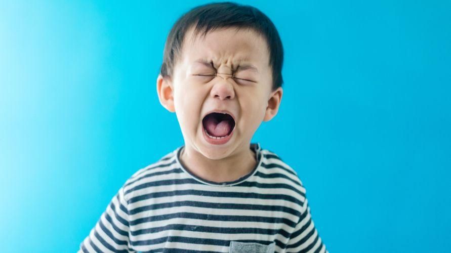 怒っている赤ちゃんの原因とそれに対処する方法を認識する