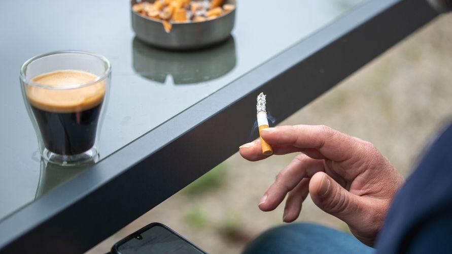 Minum Kopi Semasa Merokok, Gabungan Berbahaya untuk Kesihatan Jantung
