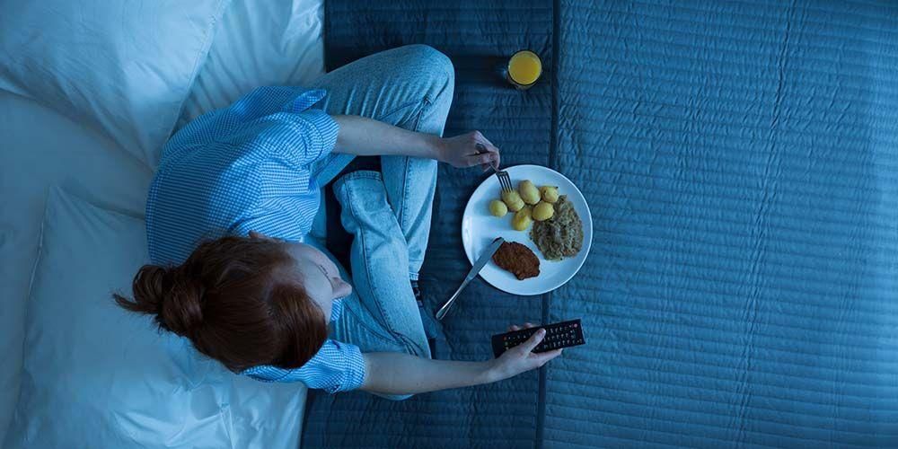 خرافة أم حقيقة: الأكل قبل النوم يمكن أن يجعلك سمينًا؟
