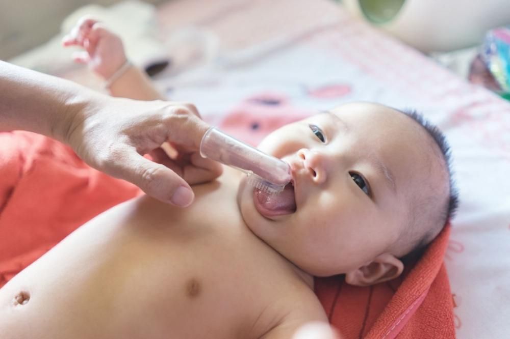Ikuti Cara Membersihkan Mulut Bayi Ini untuk Menjaga Kesihatan Pergigian Anak Kecil Anda