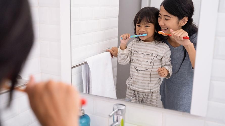 Jangan cuai, ini adalah cara yang betul untuk menggosok gigi pada anak-anak