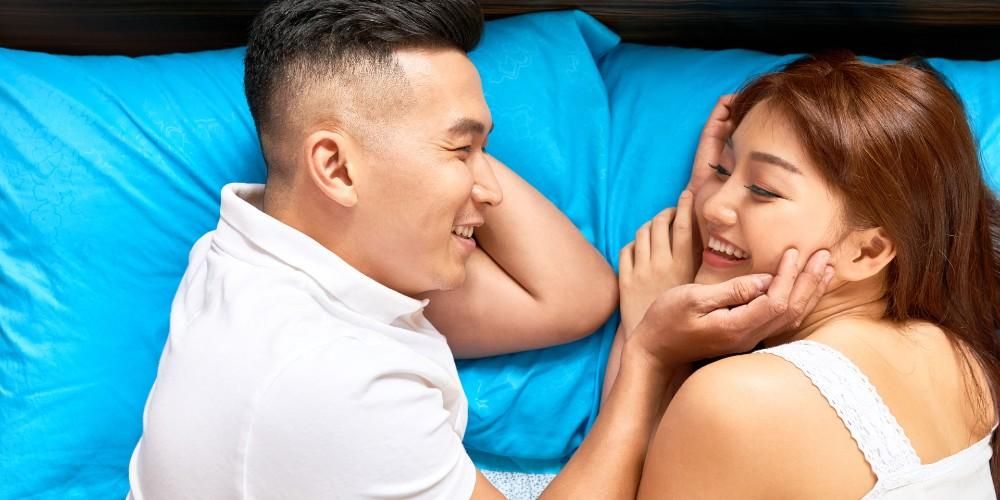 Kunci untuk menjadi lebih intim, lakukan Bicara Bantal dengan pasangan anda sebelum tidur