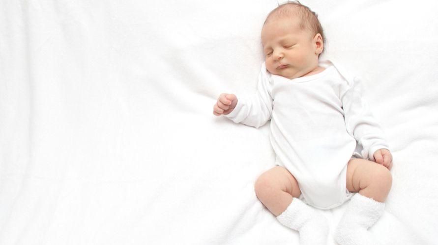 3 Aya Kadar Yeni Doğanlar İçin Güvenli Uyku Pozisyonları