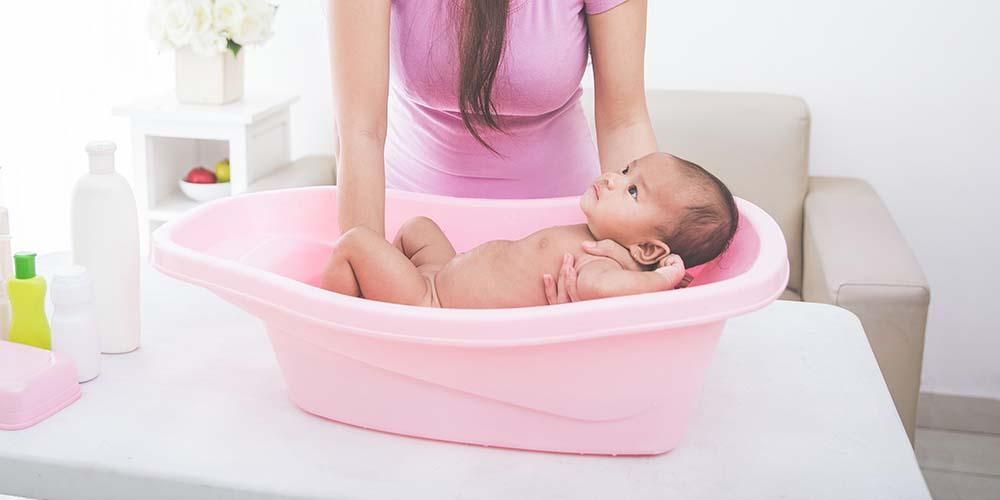 Bebeklerde kuru cilt ile nasıl başa çıkılacağı ve tekrar yumuşak hale getirmek için ipuçları