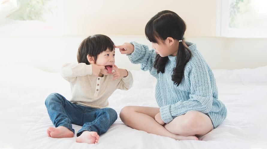 8 วิธีที่พ่อแม่สามารถปลูกฝังความสัมพันธ์ที่ดีระหว่างพี่น้อง