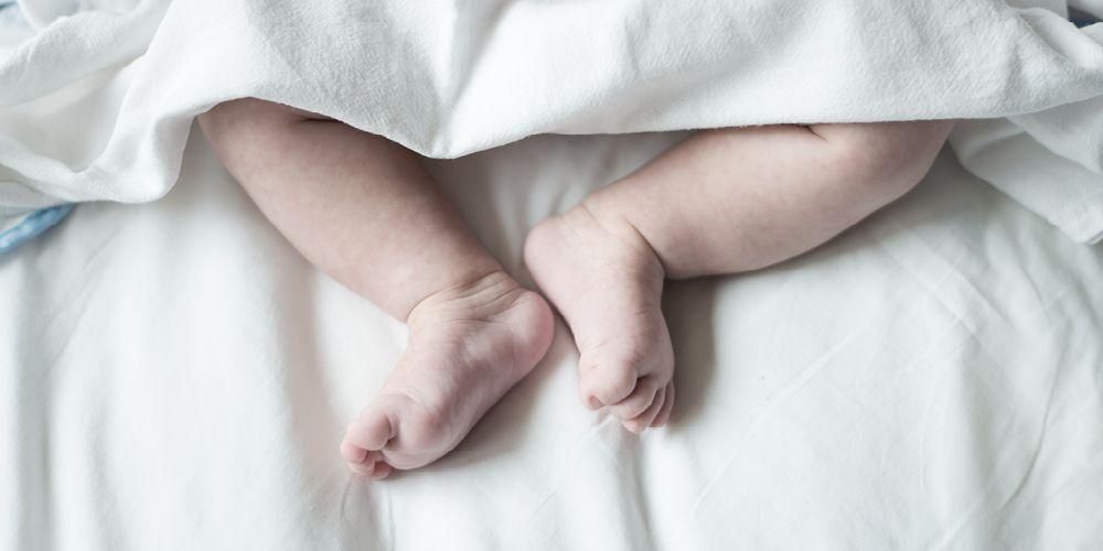 新生児の曲がった脚を克服する方法を認識する