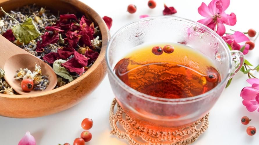 Различни ползи от пиенето на чай от роза, които не са по -малко ароматни от цветята