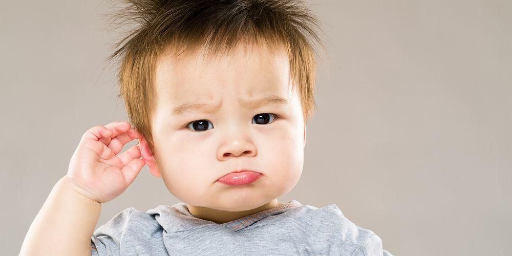 赤ちゃんの耳の感染症、あなたの子供がしばしば耳を引っ張る場合は注意してください