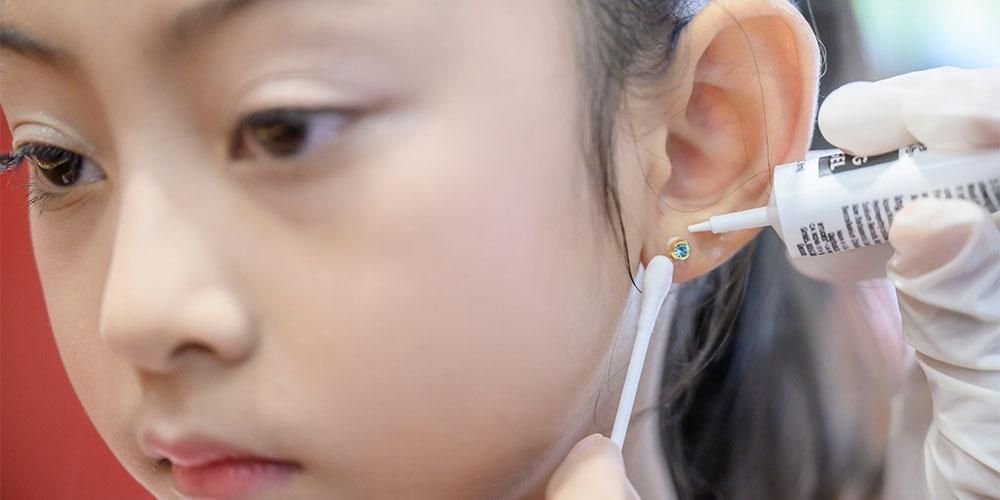 Jangan menyentuhnya dengan sembarangan, ini adalah cara yang tepat untuk merawat luka yang menusuk telinga
