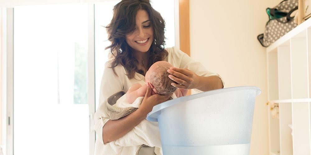 Yeni doğmuş bir bebeği güvenli bir şekilde nasıl yıkayacağınızı öğrenin