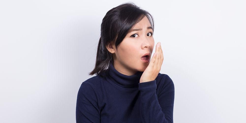 Миризливата на лук уста може да бъде преодоляна с тези 11 начина