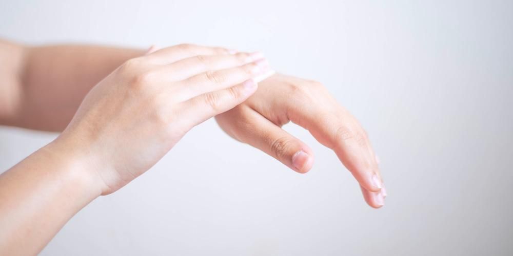 Riconoscere le cause della pelle screpolata su mani e piedi e come superarla