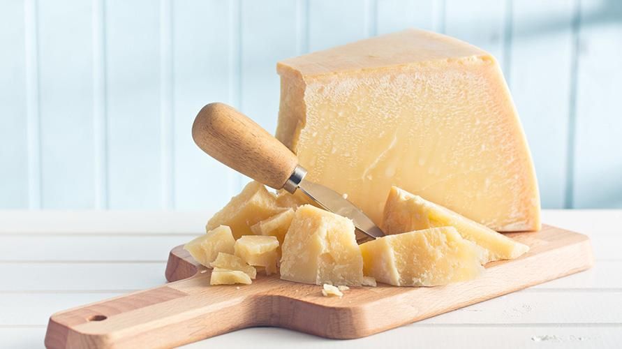 乳糖不耐症の人に適しています。これはパルメザンチーズの栄養成分とその利点です。
