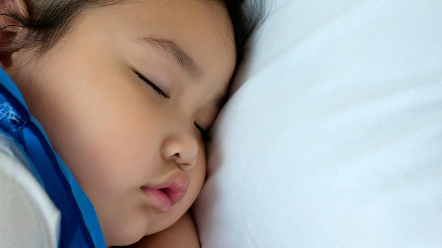 いびきをかく赤ちゃんの睡眠、これは正常ですか？