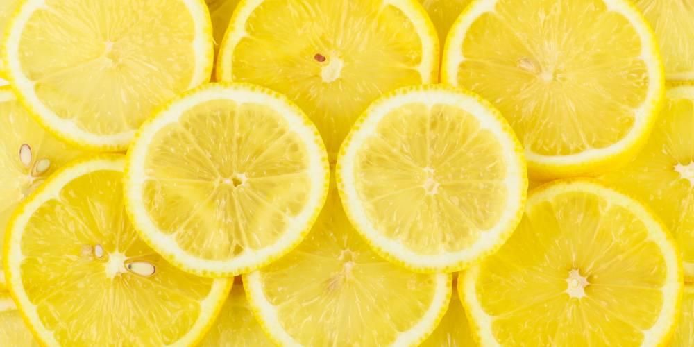 Benefici del limone per la salute, completo dall'acqua ai grani