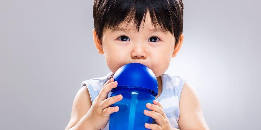 赤ちゃんのための水、与える適切な時期を知る