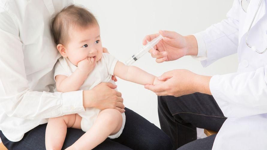 5 التطعيمات الممكنة التي تسبب الحمى عند الأطفال