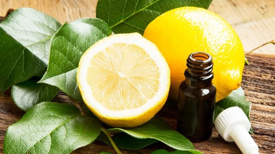 فوائد مختلفة لزيت الليمون برائحة عطرية