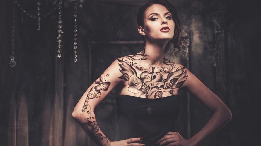 Tatuaggi sul seno e loro effetti sulla salute delle donne