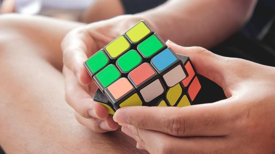8 невероятни ползи от играта на кубчето на Рубик за детския мозък
