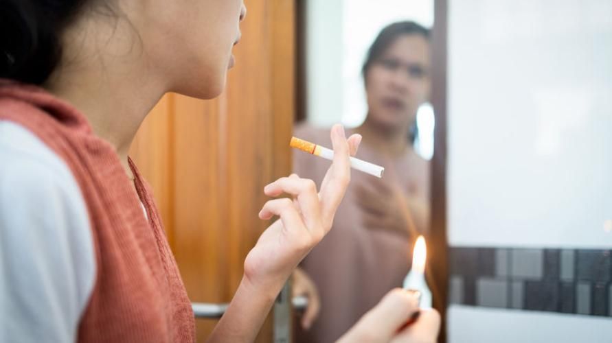 危険な10代の若者の喫煙の10の危険性を認識する