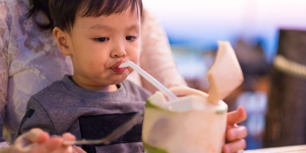 น้ำมะพร้าวสำหรับทารก คู่หูที่ดีที่สุดสำหรับการเลี้ยงลูกด้วยนมแม่ที่อุดมไปด้วยสารอาหาร