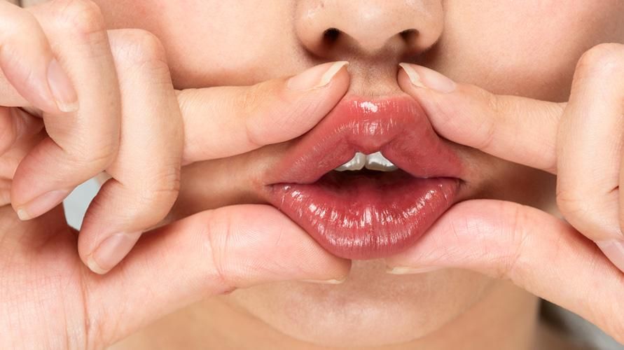 3つの簡単な唇の体操のテクニック