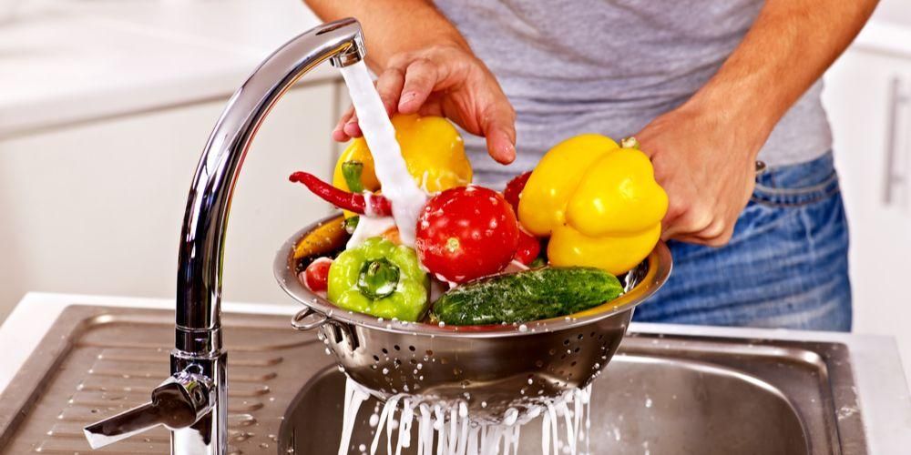การล้างผักและผลไม้ที่ถูกต้องอย่างไร? (บวก 3 ทางเลือกในการซักแบบธรรมชาติ)