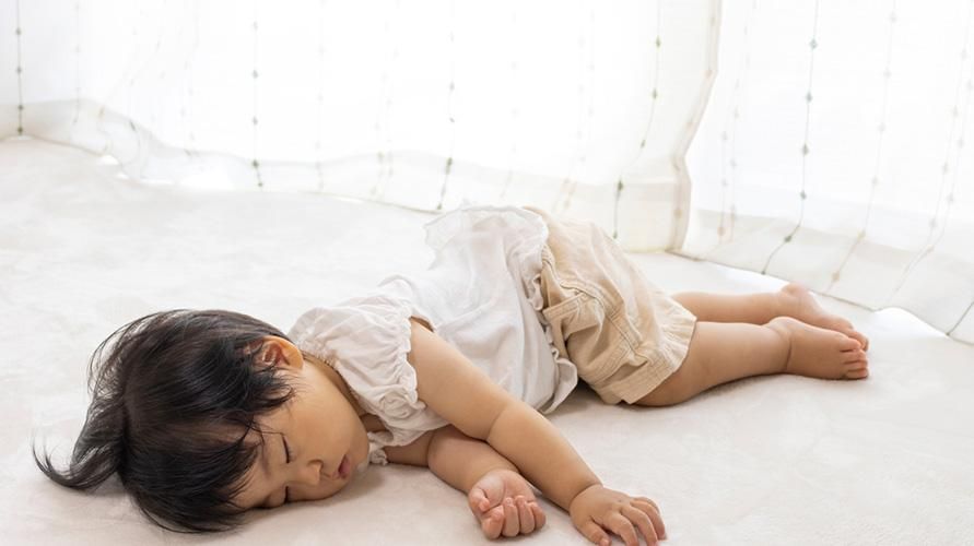 ตำแหน่งการนอนที่ถูกต้องของทารก: หงาย ท้อง หรือข้าง?