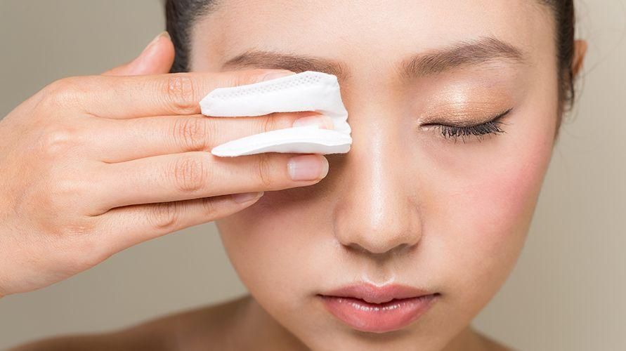 5 modi per rimuovere il trucco correttamente per una pelle senza acne