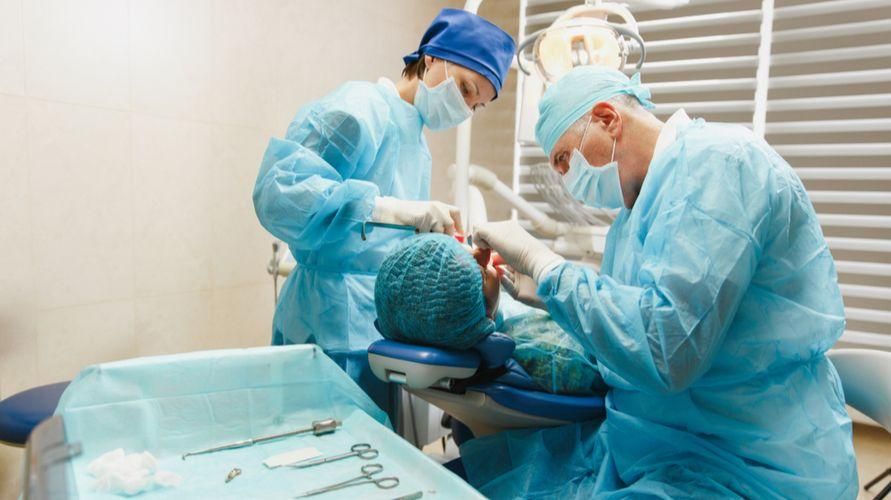 Conoscere il Chirurgo Orale, Partendo dalla Formazione, dai Ruoli, alle Procedure Gestite