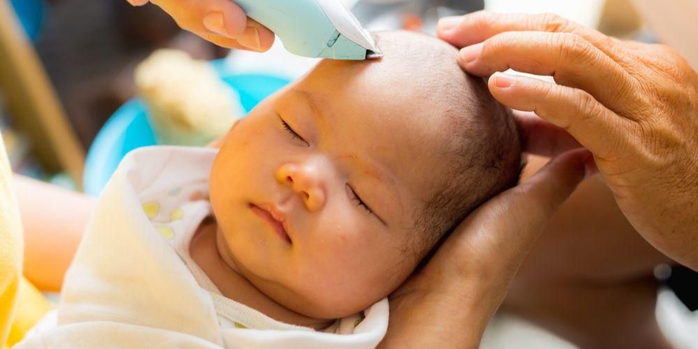 هل يمكن أن يؤدي حلق شعر الطفل إلى زيادة كثافة الشعر ، حقًا؟