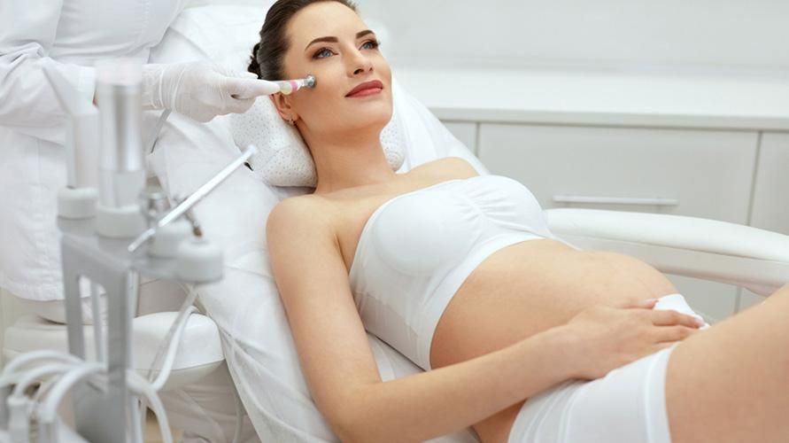 أنواع علاجات الوجه الآمنة أثناء الحمل ونصائح للقيام بذلك