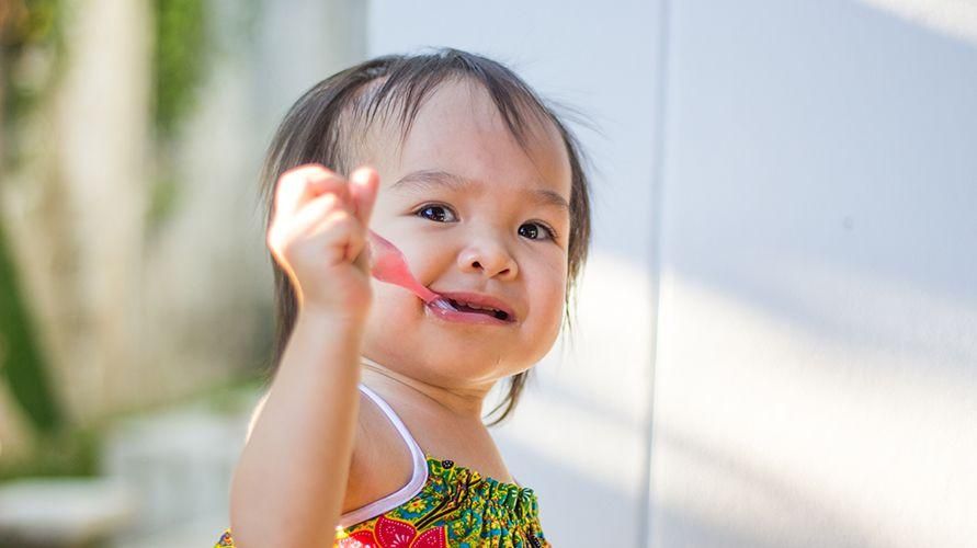 5 طرق لتعليم فرشاة أسنان عمرها عام واحد ، اجعلها ممتعة!