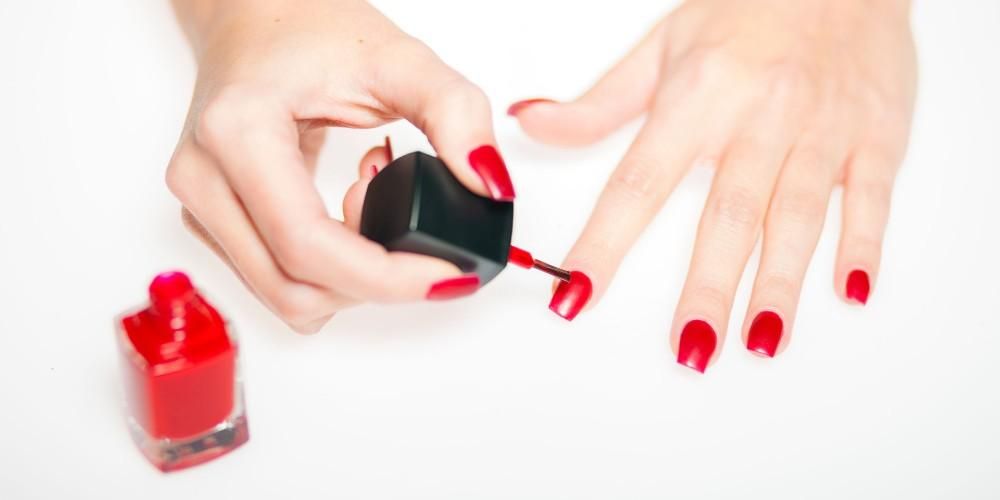 Lo smalto per unghie può causare rischi per la salute, davvero?