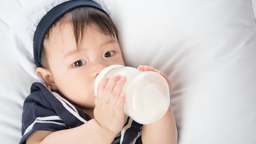 赤ちゃんのための山羊乳、リスクと利点は何ですか？