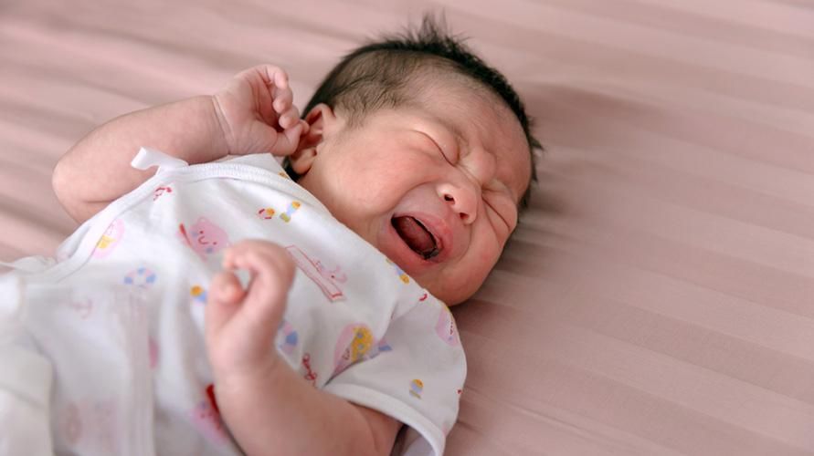 Tahap Perkembangan bayi berusia 1 bulan, sudah boleh berpusing dan tersenyum