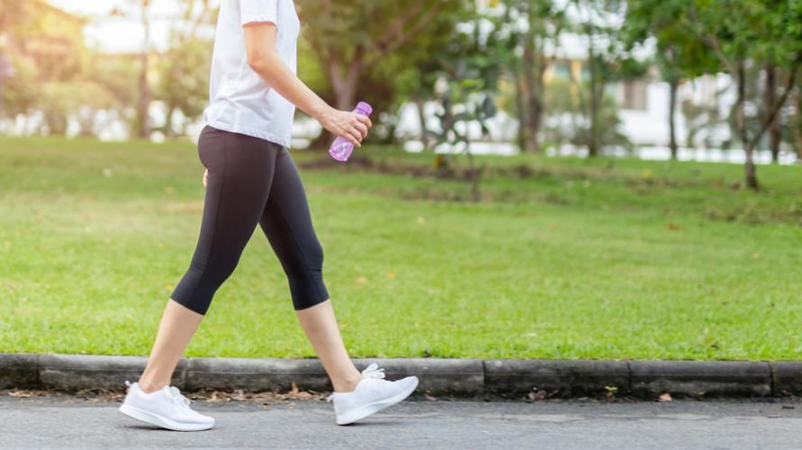 كيفية المشي بشكل صحيح للحفاظ على صحة العظام والمفاصل