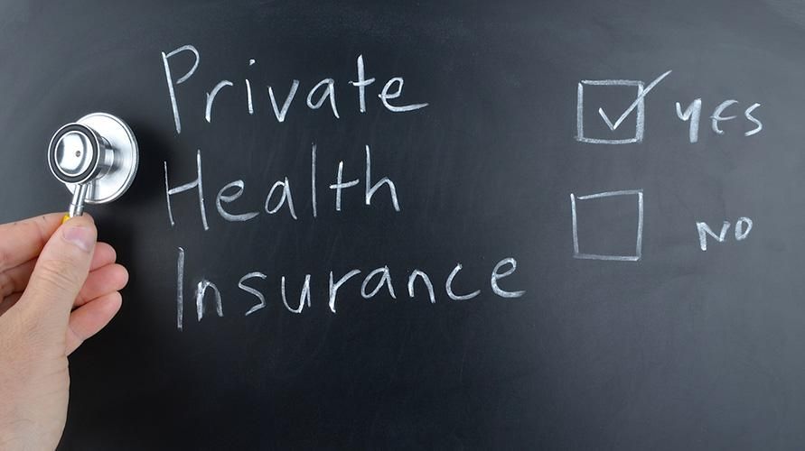 BPJS健康とは別に民間健康保険に加入することの利点は何ですか？