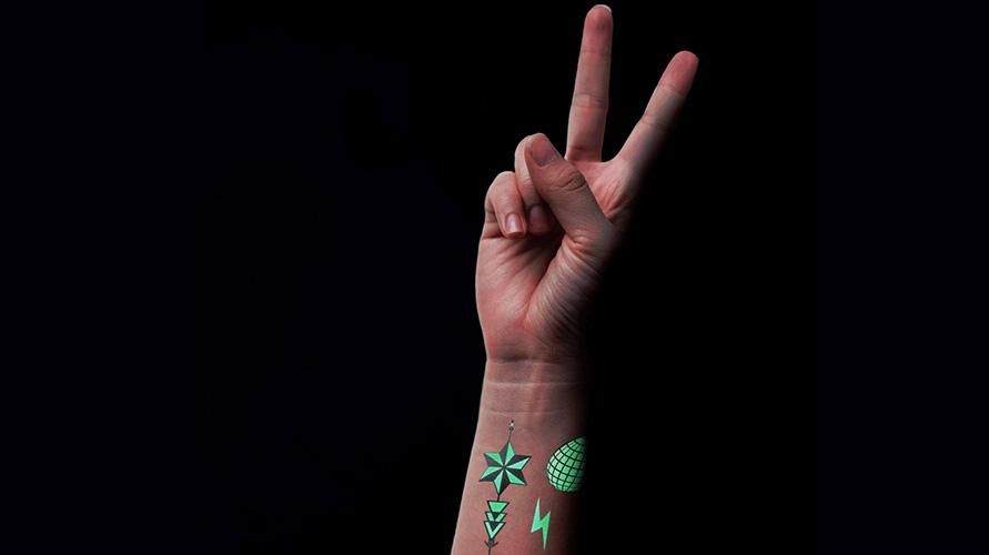 Vuoi fare un tatuaggio che si illumina al buio, prima controlla la sua sicurezza